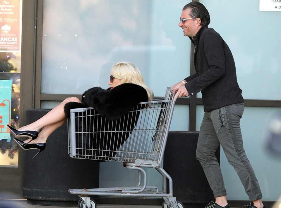 Lady Gaga ve sevgilisi alışverişte