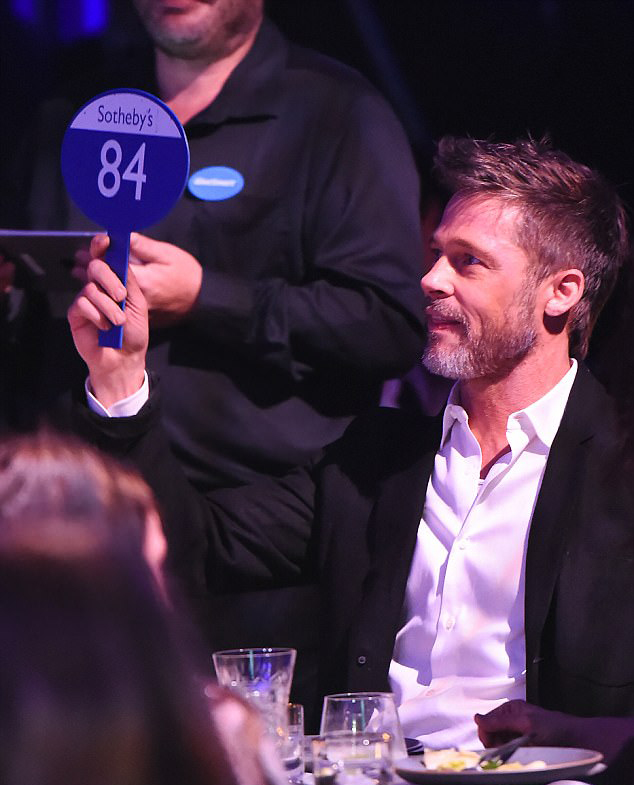 Brad Pitt, Emilia Clarke ile dizi izlemek için...