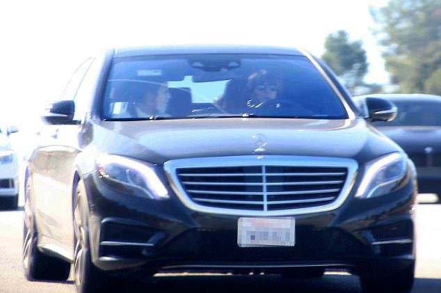 Beyaz maskeli Jennifer Lopez