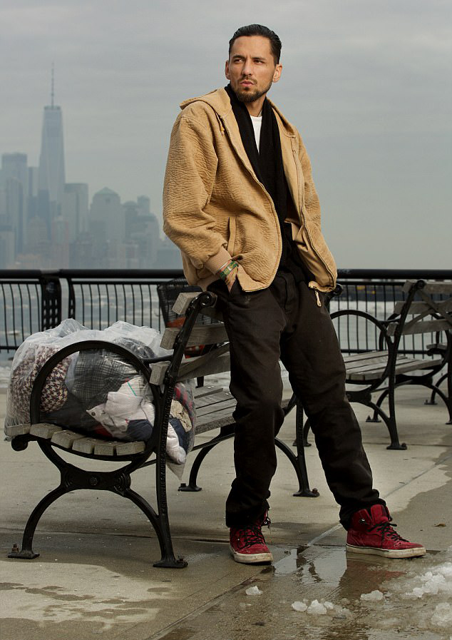 Efsanenin oğlu evsizler barınağında