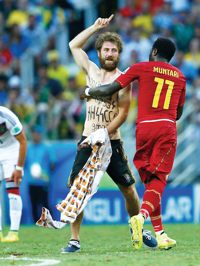 Eyvah, Naziler yine sahada!