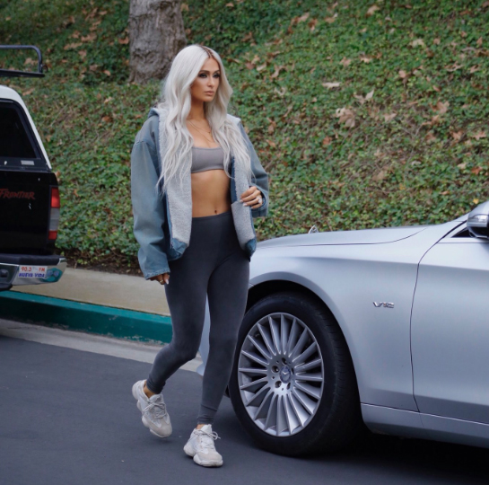 Paris Hilton, Kim Kardashian oldu!