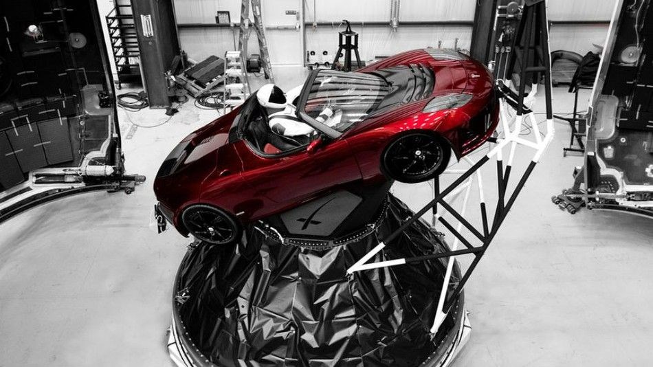 Mars'a göndereceği Tesla'nın fotoğraflarını paylaştı