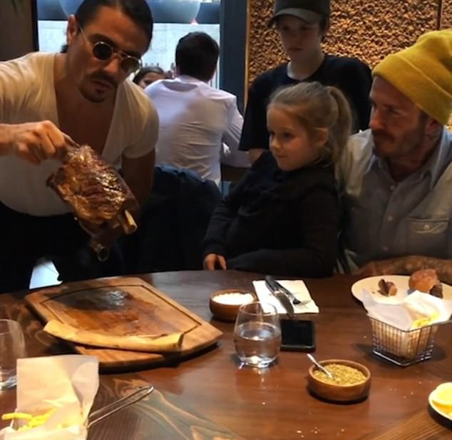 Ailecek 'Salt Bae' yaptılar