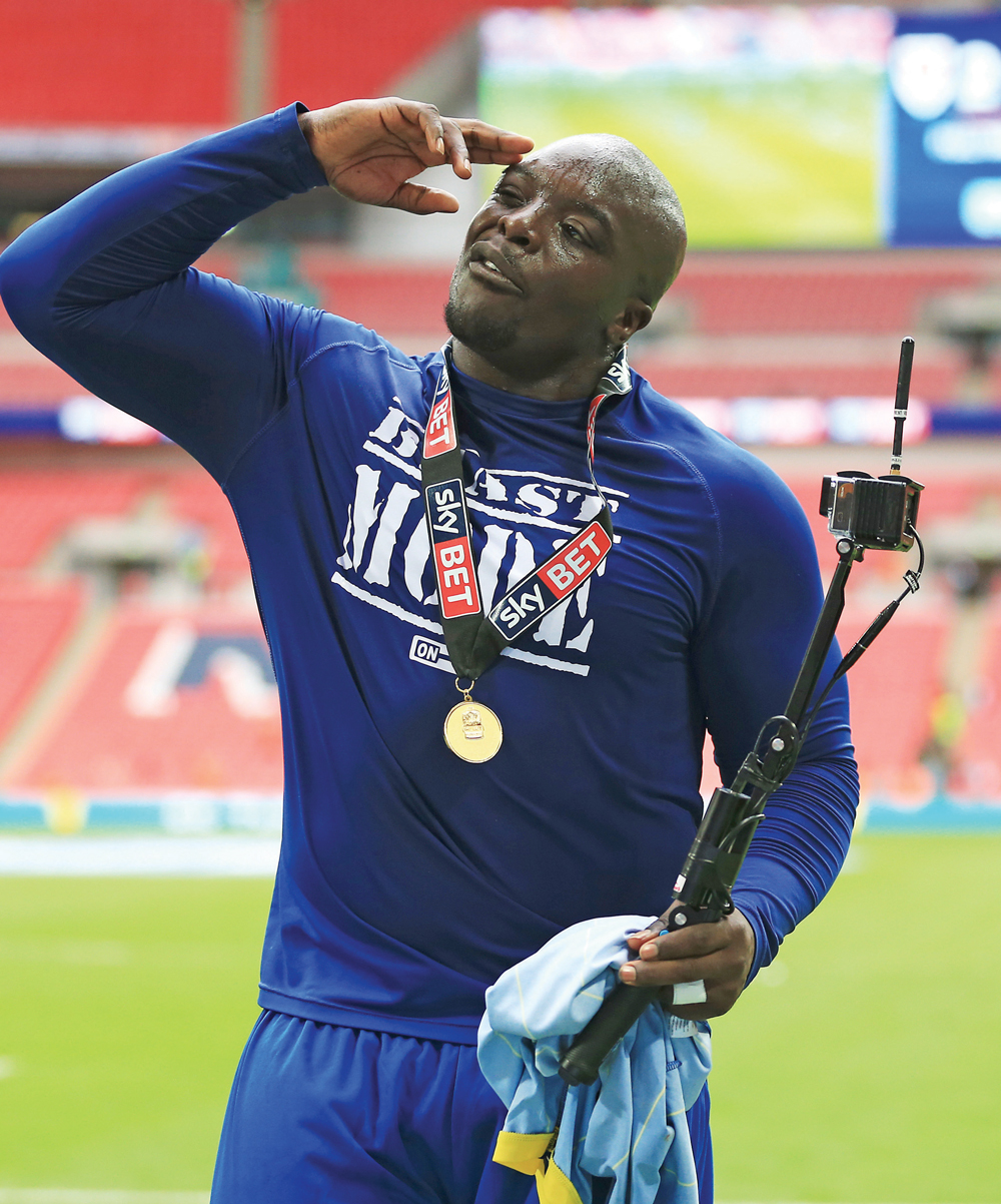 Sahada canavar var: Adebayo Akinfenwa