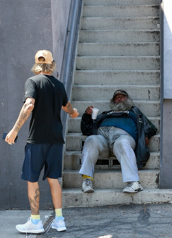 Yardımsever Justin Bieber