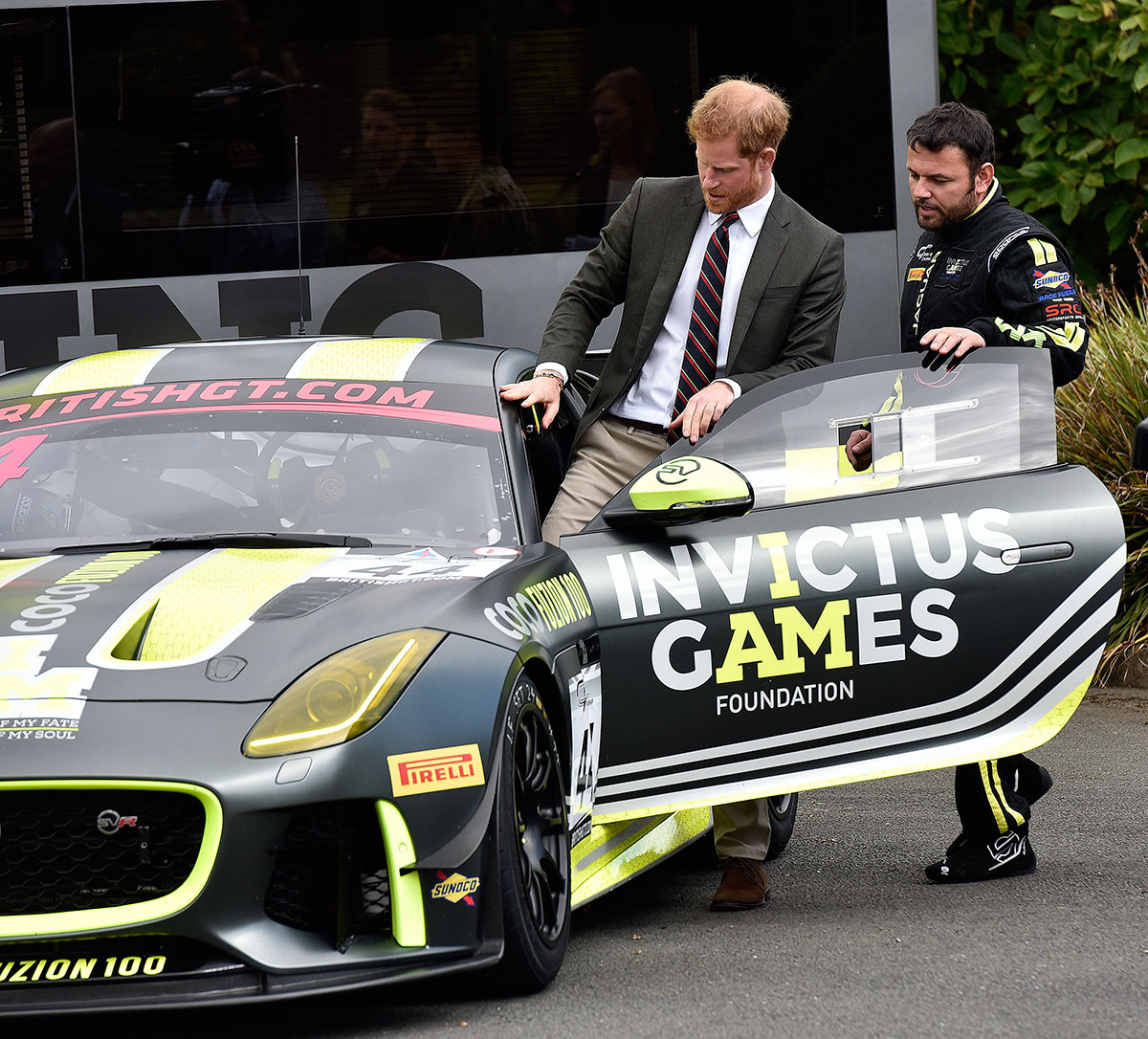 Prens Harry piyadeleri ziyaret etti