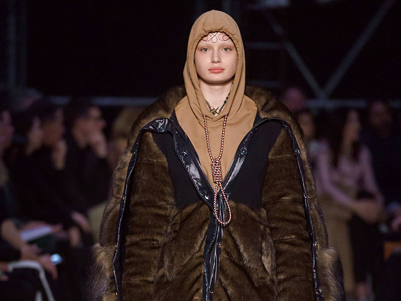 Burberry, intihar çağrışımında bulunduğu için üzgün