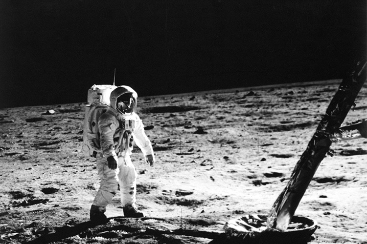 NASA, Ay'da su oluşabileceğini iddia ediyor.