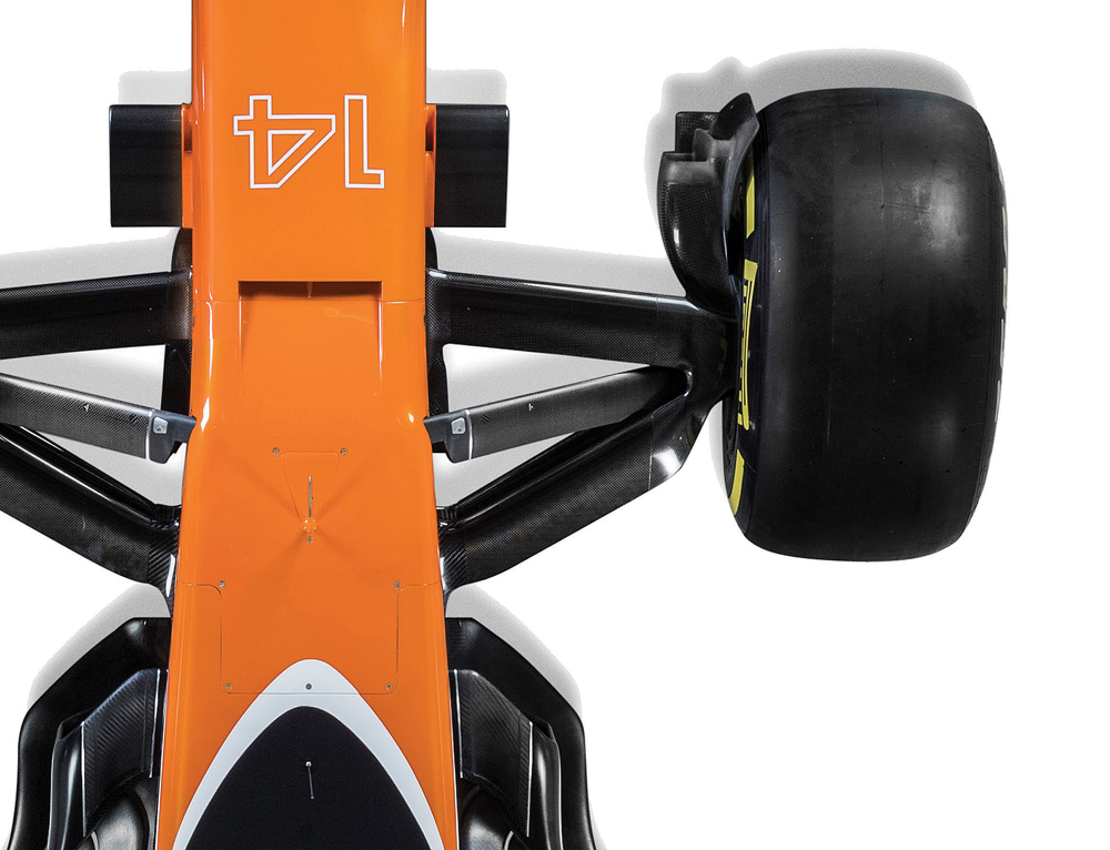 Kolunda Formula 1 otomobili taşımak