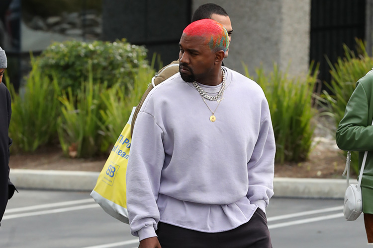 Kanye West'in yeni renkli saçlarına odaklanıyoruz