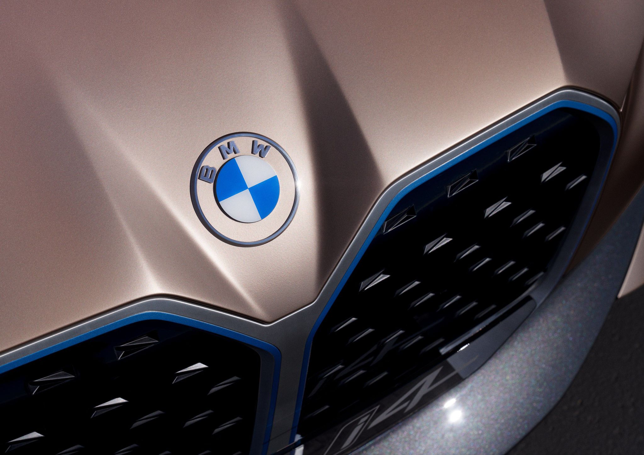 BMW logosunu değiştirdi