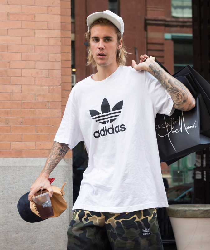 Justin Bieber karantinada tarzını korudu.