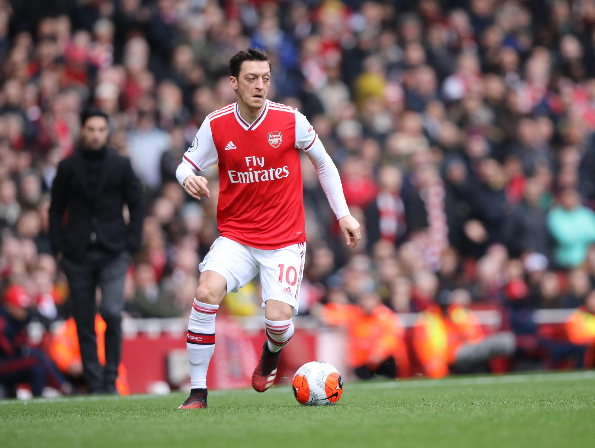 Mesut Özil'den çocuklara eğitim bağışı