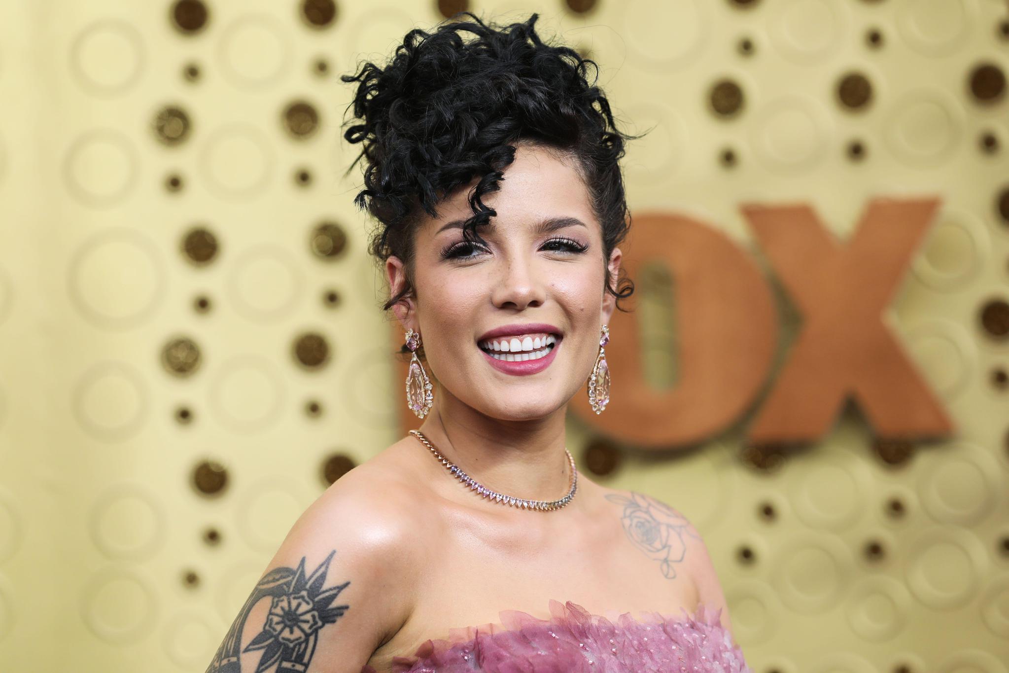 Amerikalı şarkıcı Halsey Türkiye'ye geldi