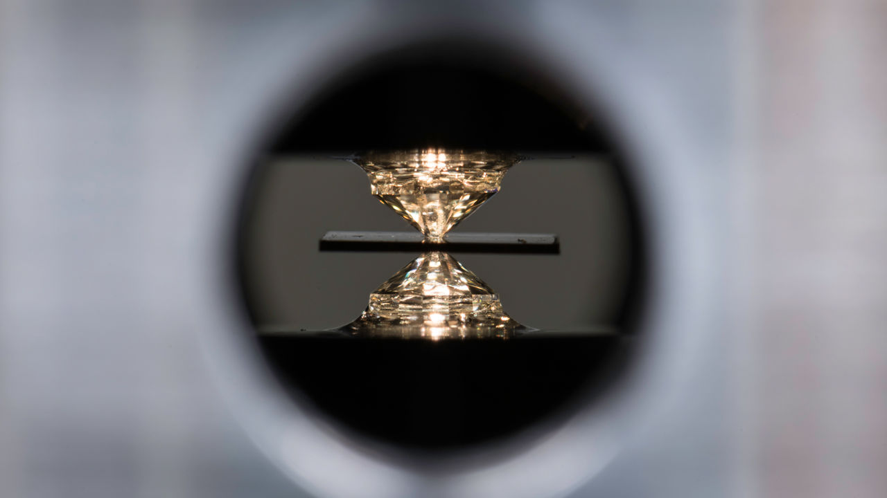 Dünyanın oda sıcaklığında ilk süper iletken maddesi sentezlendi