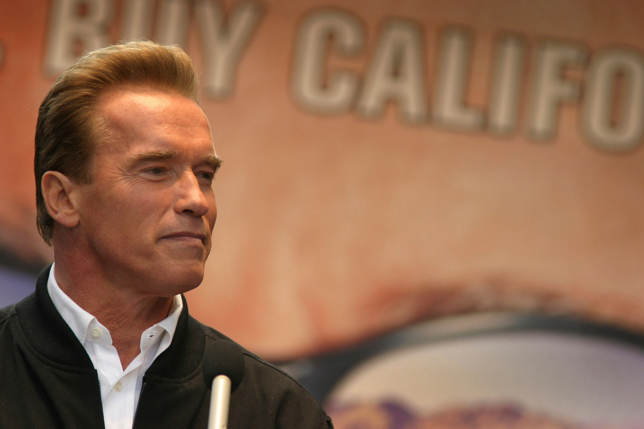 Arnold Schwarzenegger kalbinden operasyon geçirdi