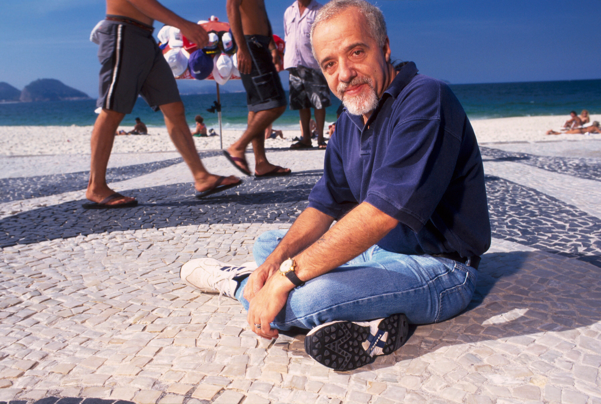 Yazar Paulo Coelho Kuran'dan ayet paylaşarak İzmir'e bağış yapacağını duyurdu