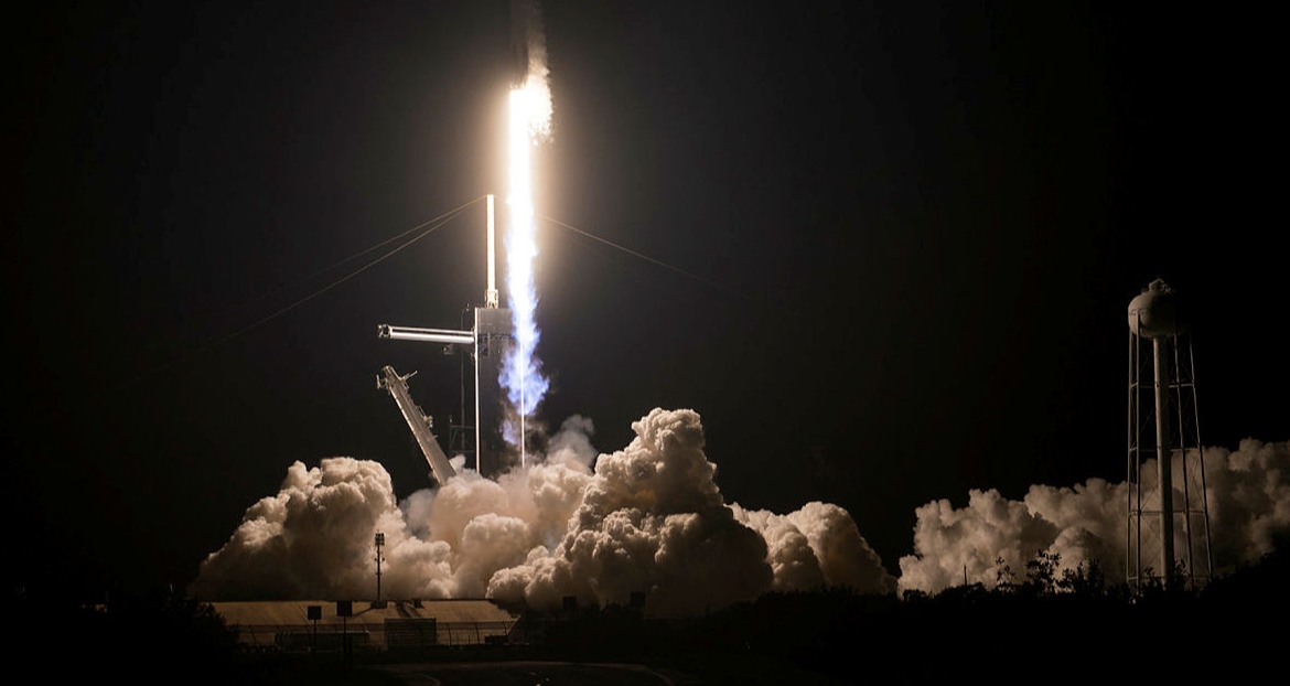 NASA 4 astronotu taşıyan SpaceX'e ait uzay aracını fırlattı