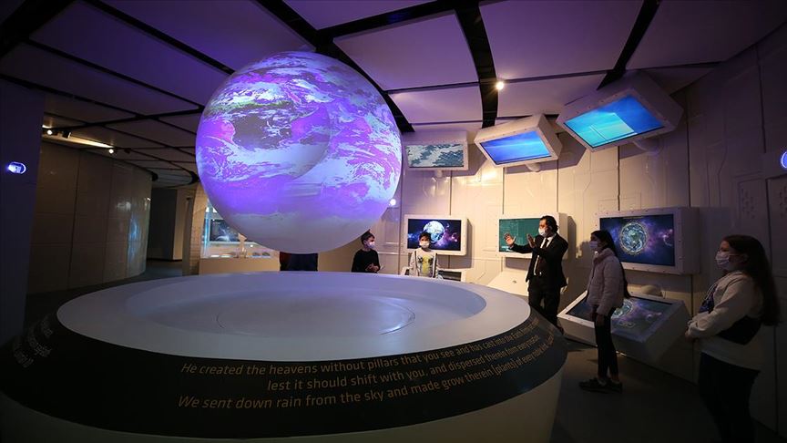 Gökmen Uzay ve Havacılık Eğitim Merkezi ziyaretçilerini adeta uzayın derinliklerine götürüyor