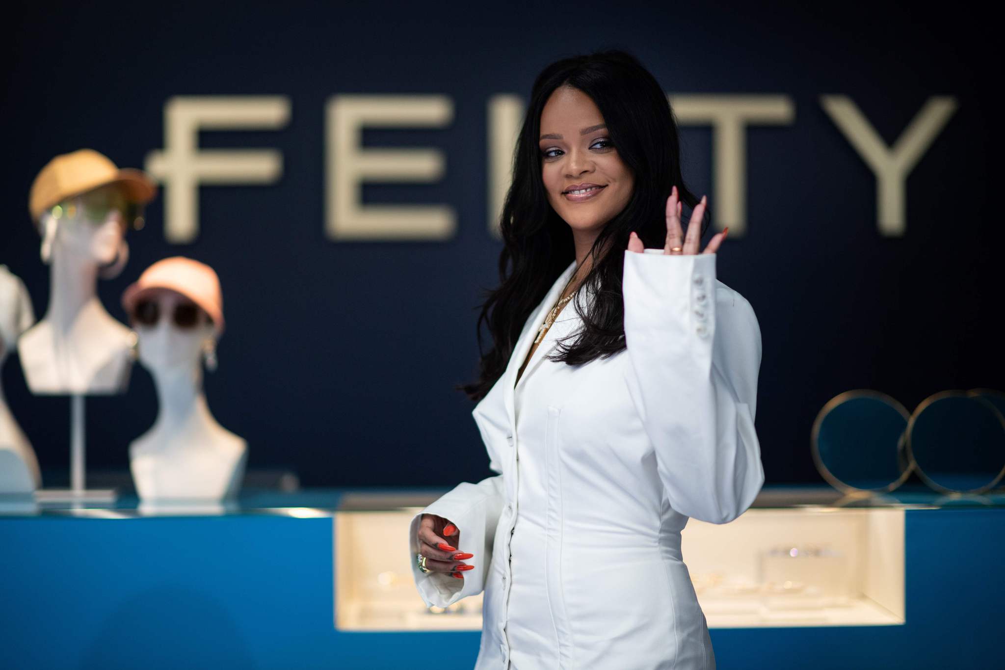Rihanna ve LVMH Fenty'nin Kapılarını Kapatıyor