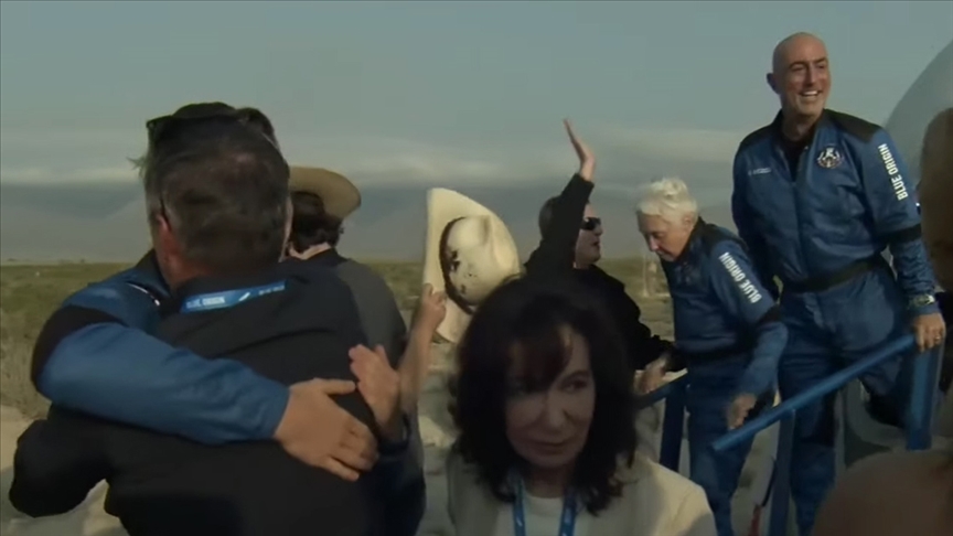 Milyarder iş insanı Jeff Bezos'un uzay yolculuğu gerçekleşti