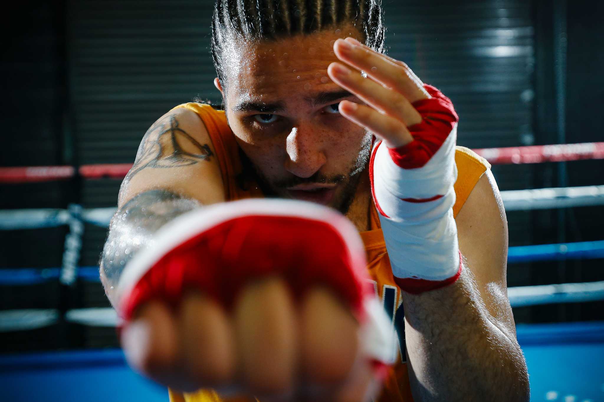 Muhammed Ali'nin torunu Nico Ali Walsh, ilk maçını nakavtla kazandı