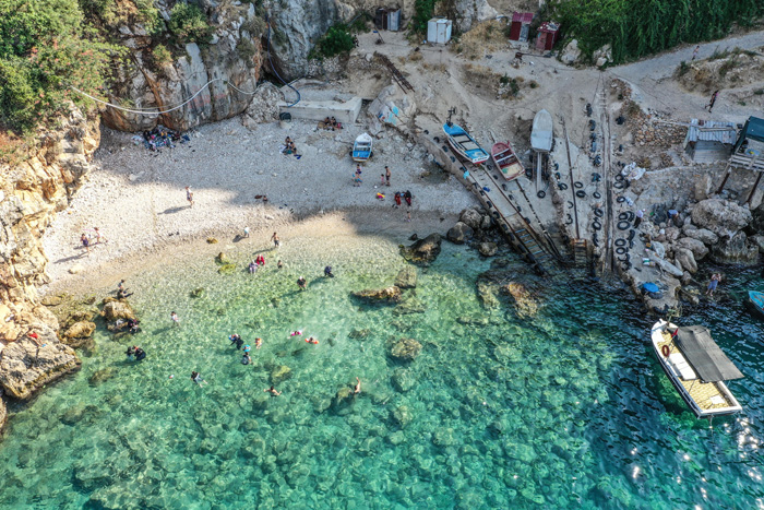 Akdeniz'de korsanların saklandığı Karamağara Koyu turist akınına uğruyor
