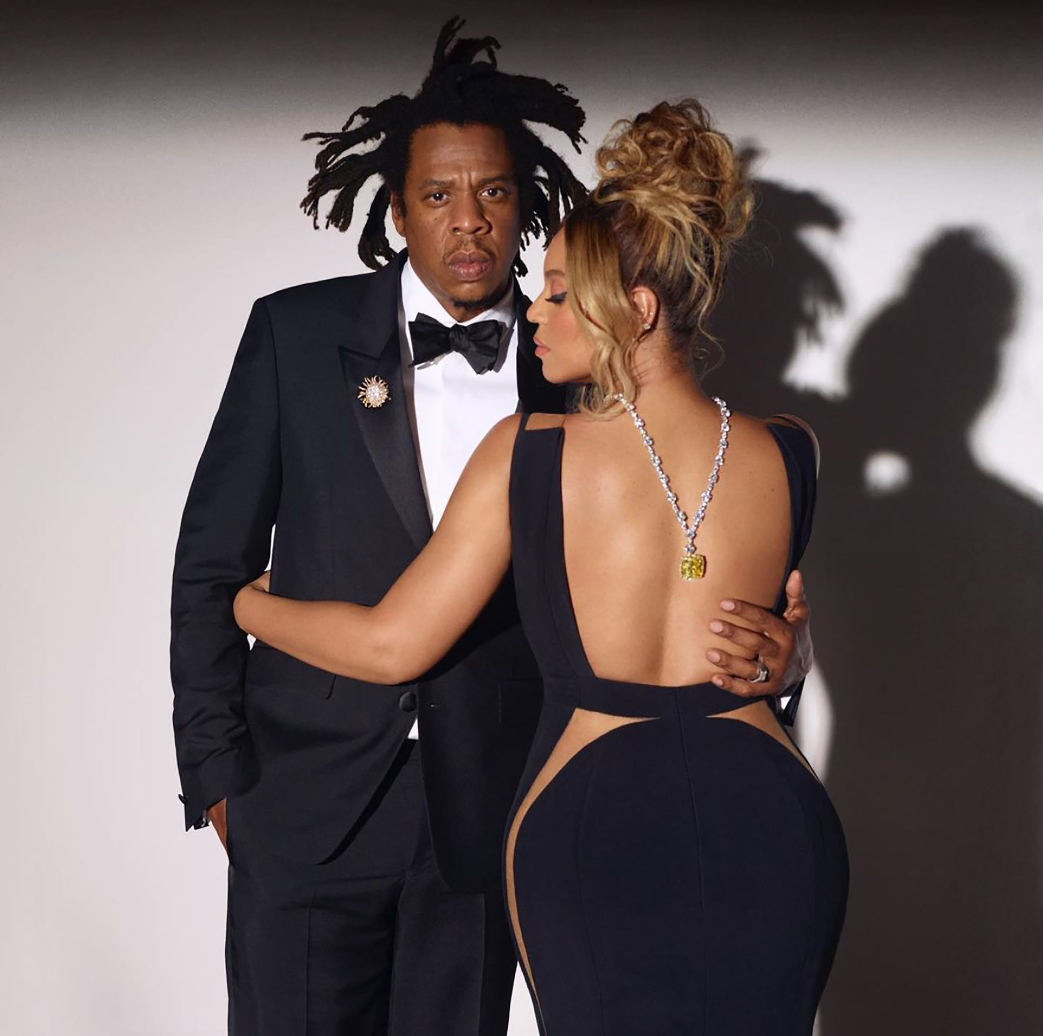 Jay-Z Instagram'a Katıldı ve Hemen Beyonce'yi Takip Etti