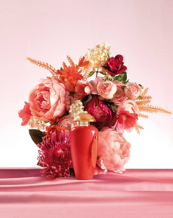 Gün batımında çıplak ayakla gezinti