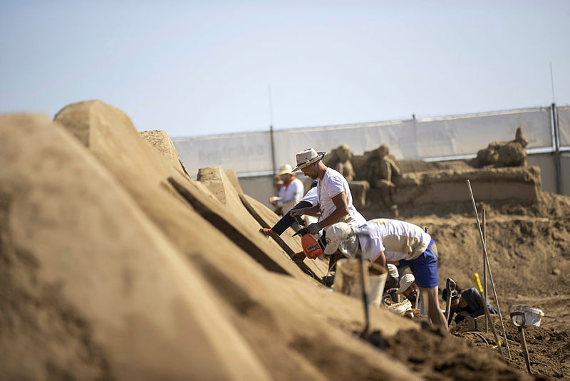 Antalya'da 50 metre uzunluğundaki kumda rekor denemesi