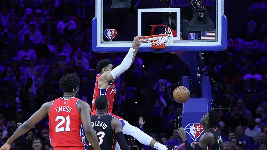 Sixers ve Mavericks serilerinde eşitliği yakaladı