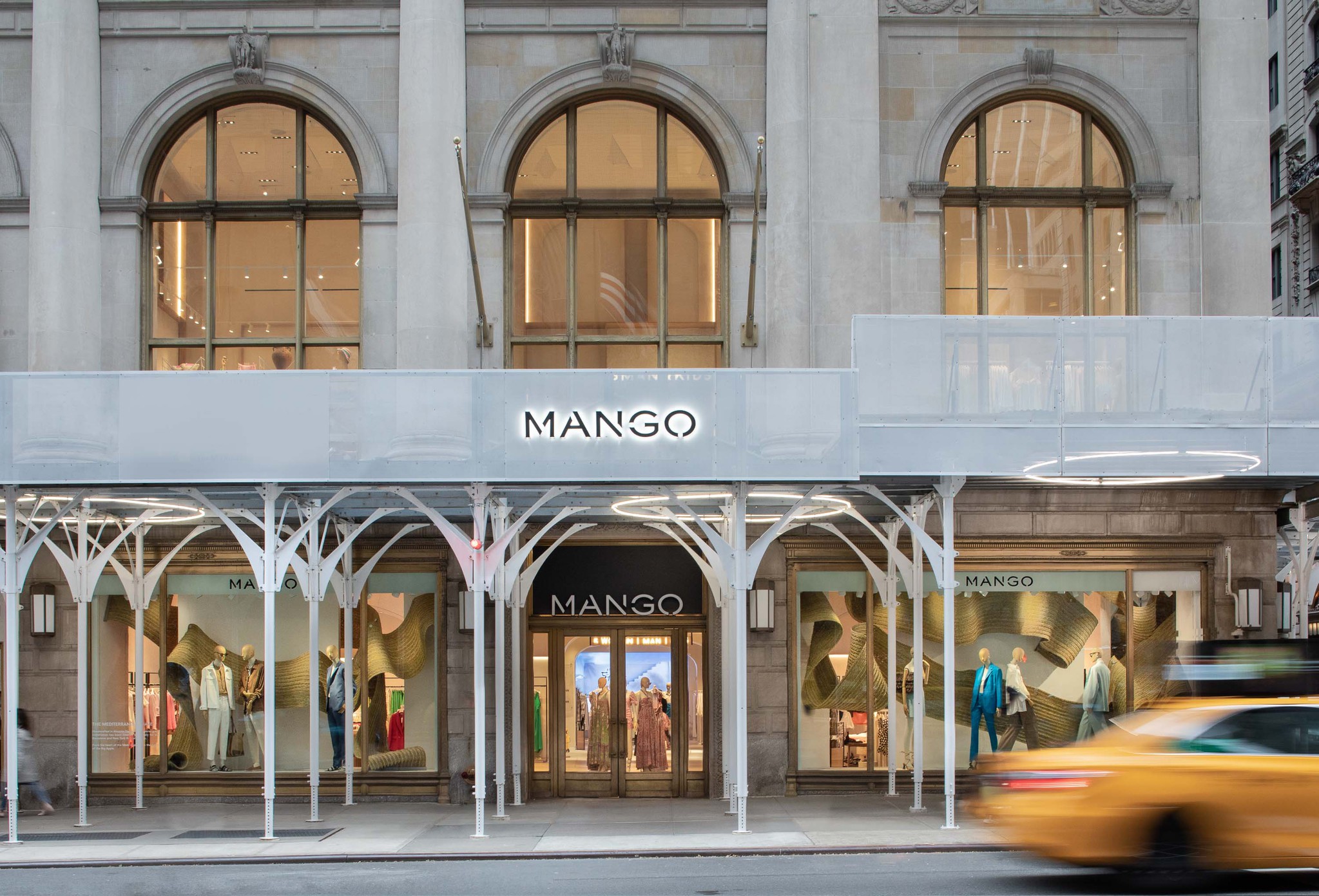 Mango'nun New York Fifth Avenue Amiral Mağazası Açıldı