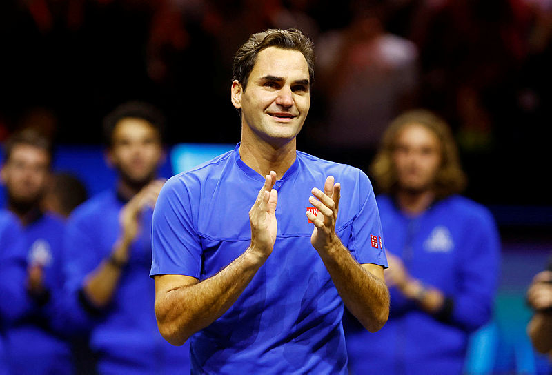 Tenisin efsanesi Federer son maçının ardından kortlara veda etti