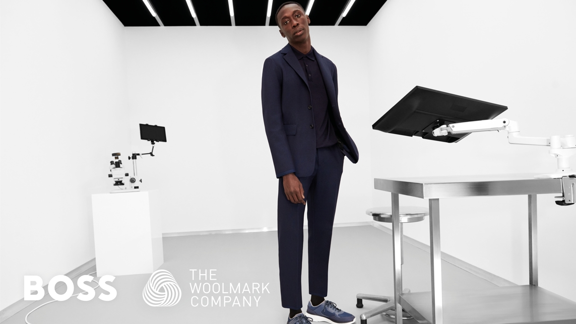 Dünyada Bir İlk: Tamamen Örme Yün Karışımlı Takım Elbise