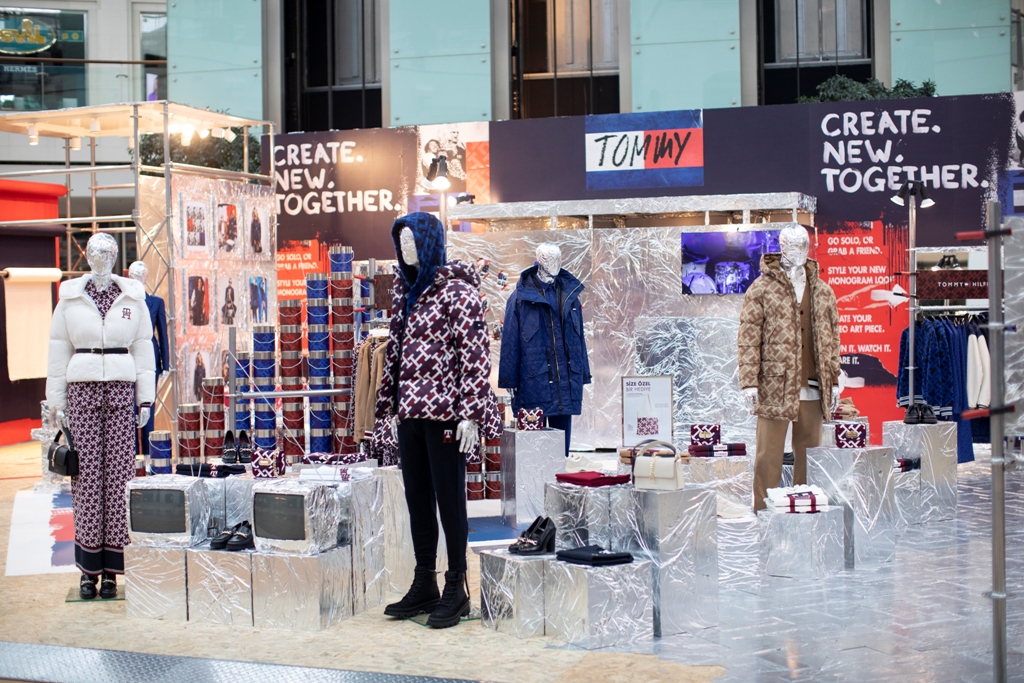Tommy Hilfiger yeni TH Monogram koleksiyonunu açtığı pop-up mağaza ile kutluyor