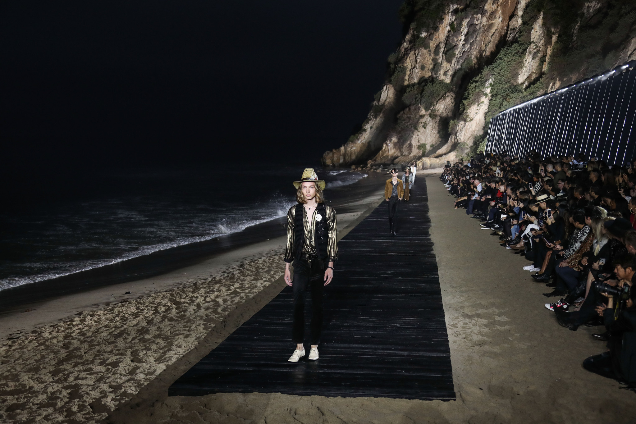 Saint Laurent Sıradaki Erkek Koleksiyonunu Paris'te Sahneleyecek