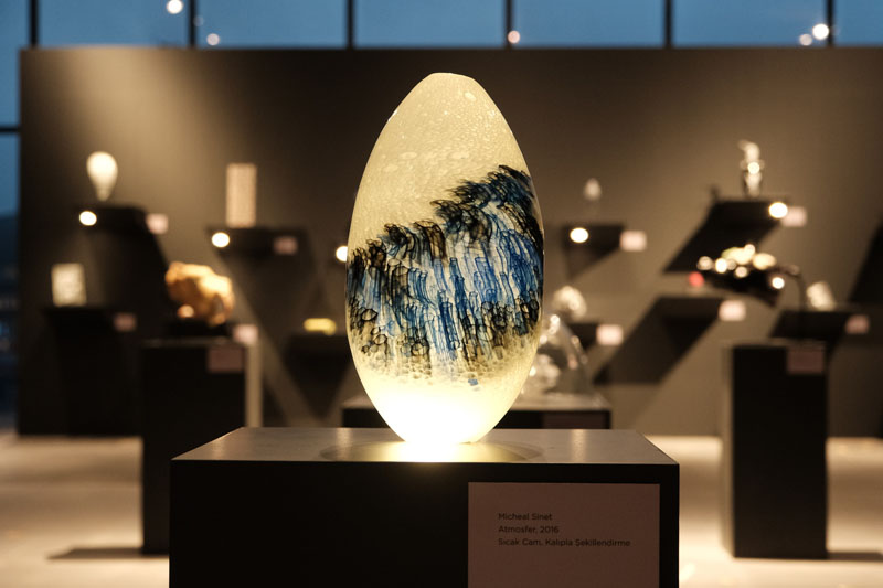 Işıl ışıl bir sergi: “Uyum ve Denge: Cam Işıkla Yaşar”