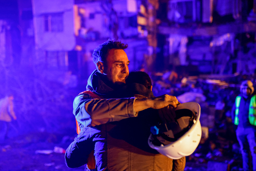 Ünlü İsimlerden Deprem Bölgesi İçin Bağış Seferberliği