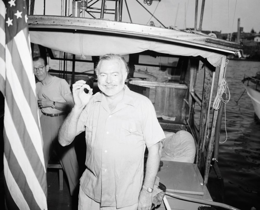 Kahramanlarınızla Tanışmayın. Hele de Ölü Olanlarla Asla.