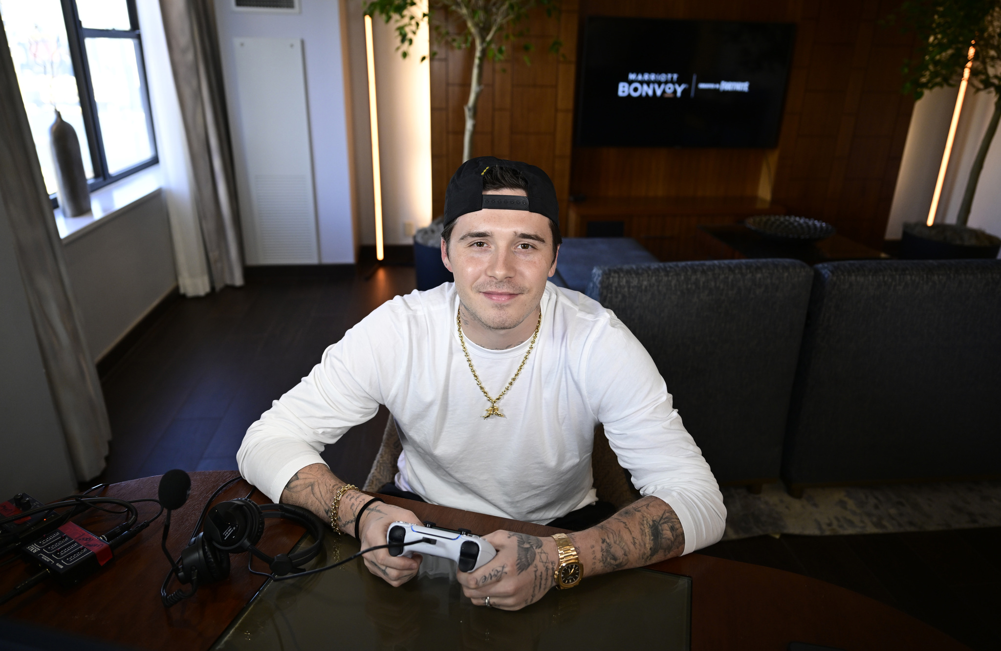 Brooklyn Beckham Ultra İyi Saat Koleksiyonunu Anlatıyor