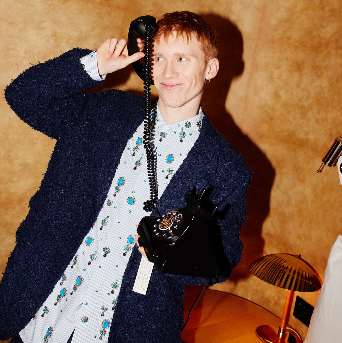 The Crown’un Prens Harry’si Luther Ford ile Giyinme Odasında