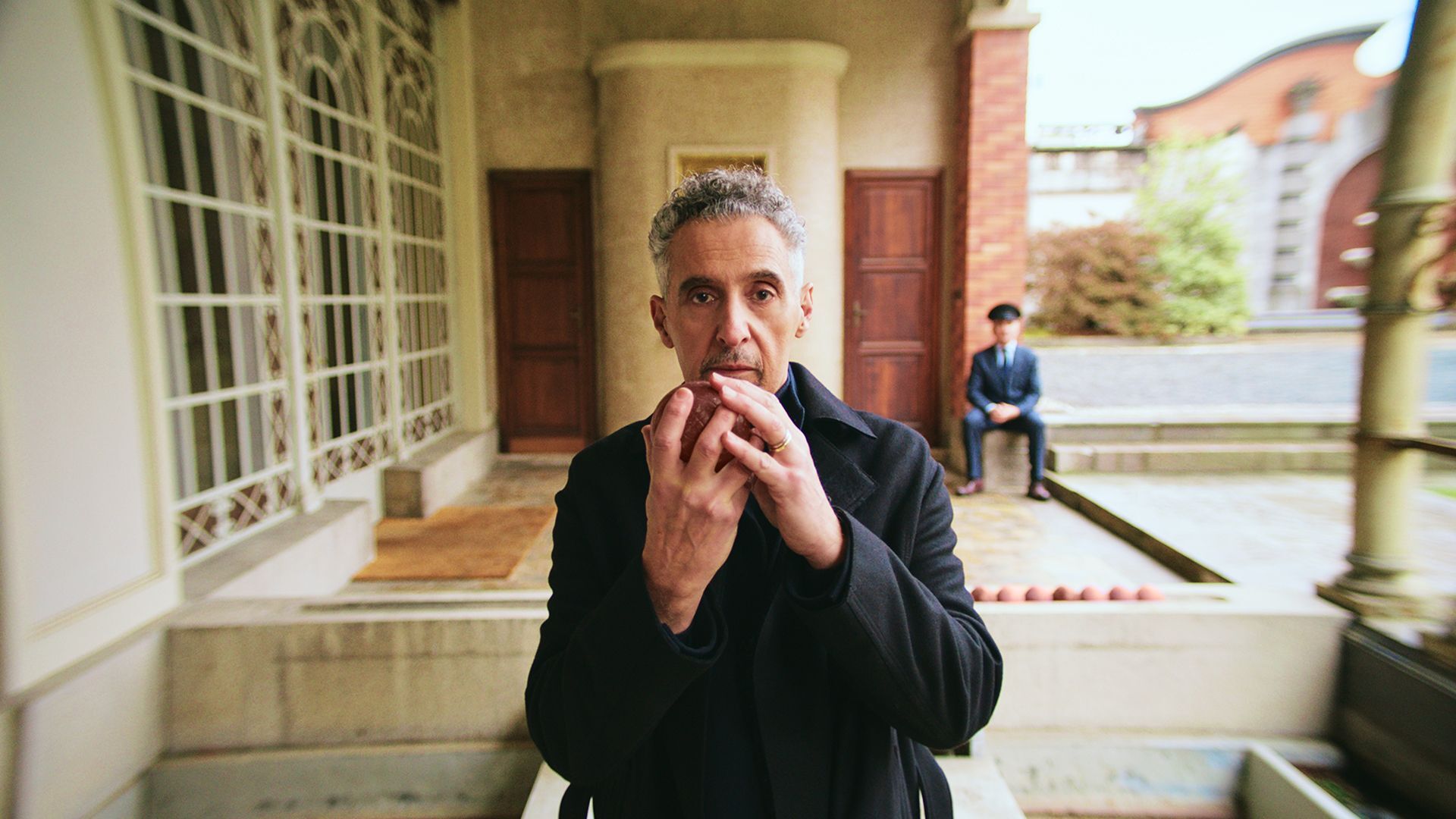 John Turturro ile “Severance”ın İkinci Sezonu ve “Sürreal” Zegna Defilesi Üzerine