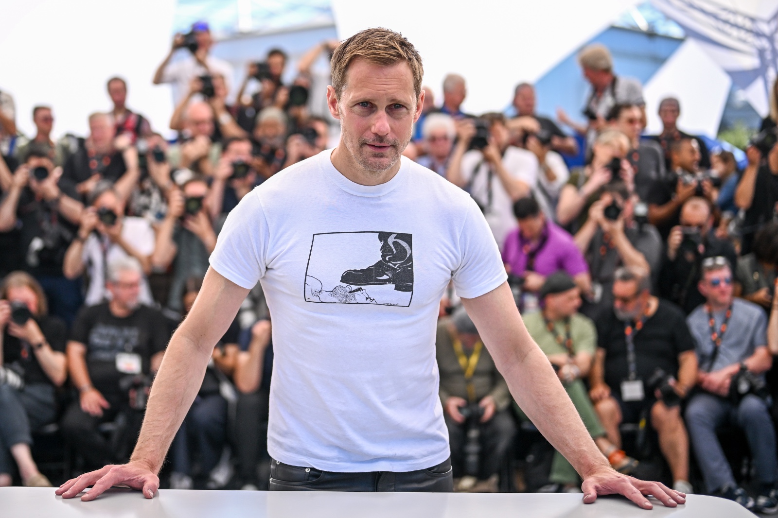 Bir Tişört Sadece Tişört Değilse: Alexander Skarsgård ve Sloganlı Stil Manifestosu