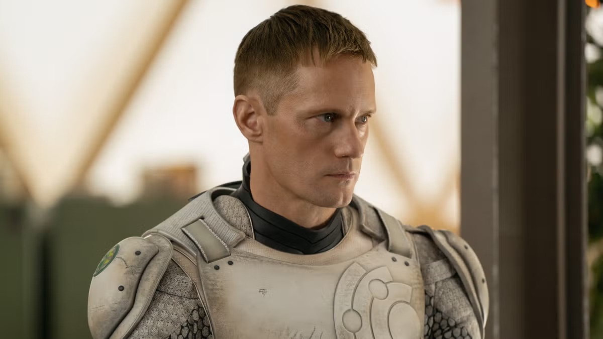 “Murderbot”ta Alexander Skarsgård’ın Yakışıklı Android’inin Bazı Sorunları Var
