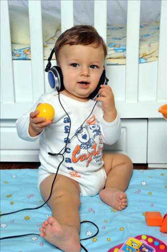 Müzikle büyüyen bebekler mutlu ve başarılı olur