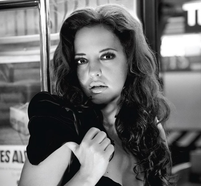 Ayşe Özyılmazel: Bir erkeğin beni çok sevmesine açım!