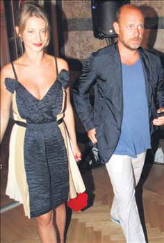 Çakallara dans ettiren çakı gibi bir kız!