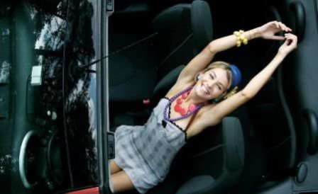 Çakallara dans ettiren çakı gibi bir kız!