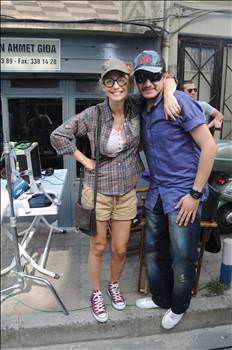 Çakallara dans ettiren çakı gibi bir kız!